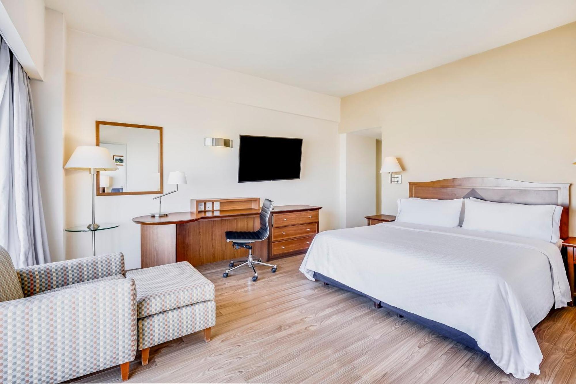 Fiesta Galerias Hotel 4*